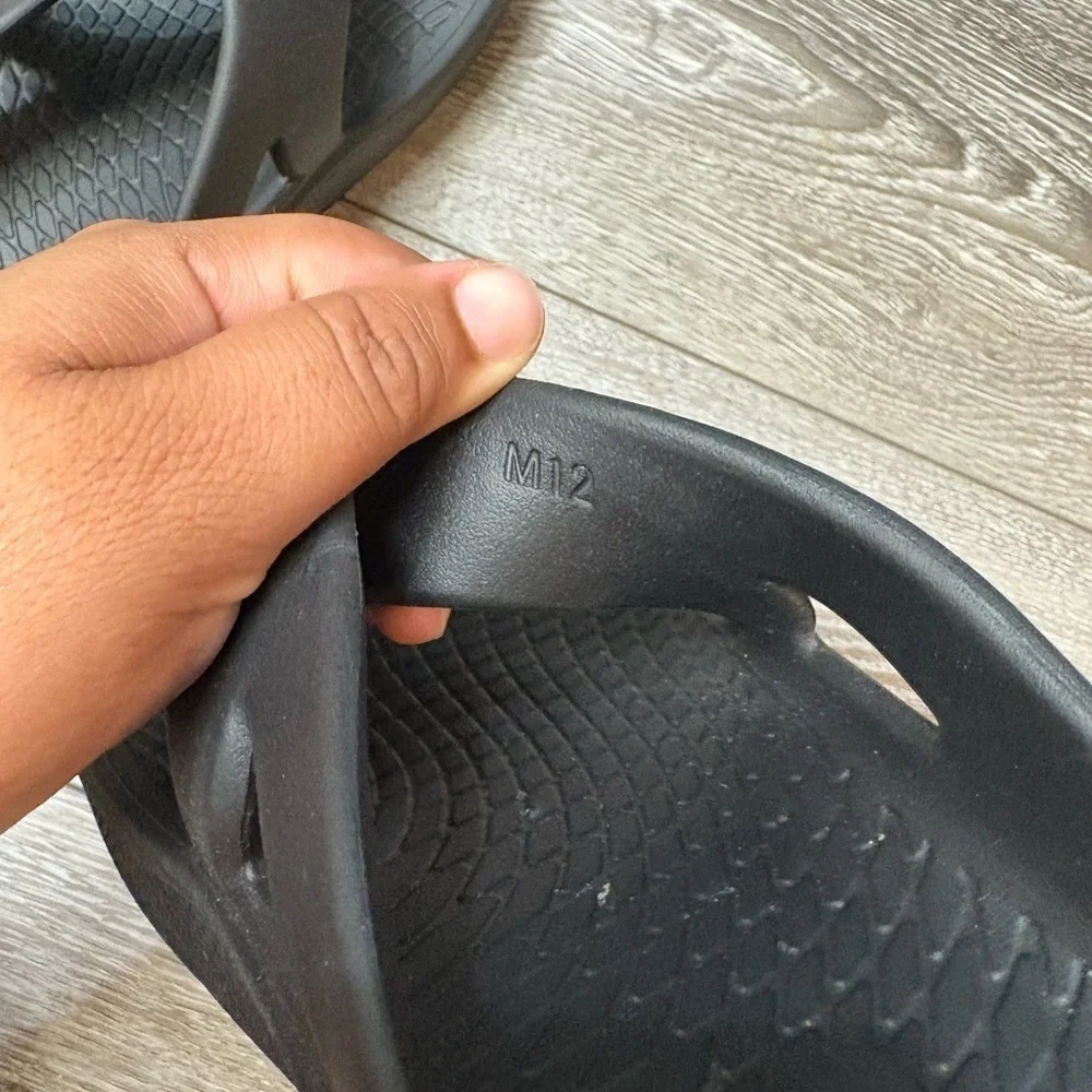 Skechers Men's Black Textured Flip Flops